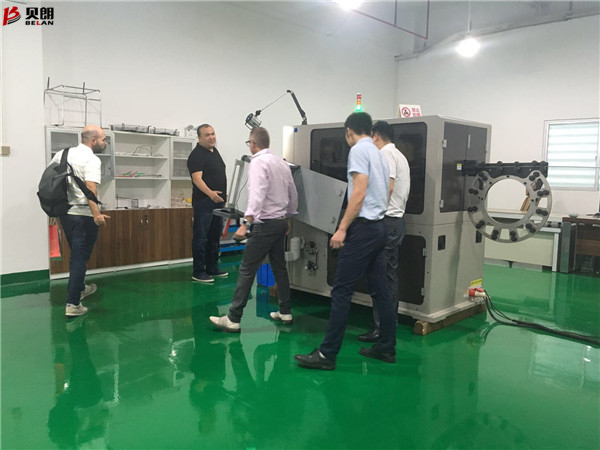 看，又有外國(guó)客戶(hù)參觀貝朗鋼絲鐵絲折彎?rùn)C(jī)